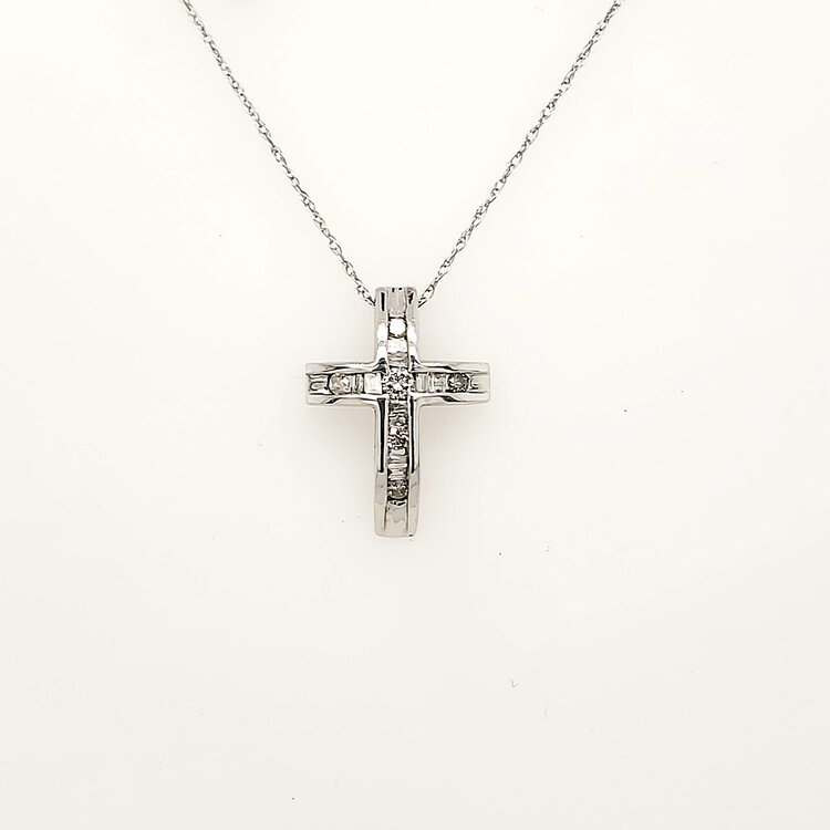 70651 10K WHITE GOLD .15TCW DIAMOND BAGUETTE AND ROUND DIAMOND CROSS PENDANT NECKLACE