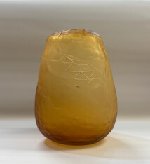Heather Mettler TALL AMBER PEBBLE VASE WITH ETCHED MANTA RAY