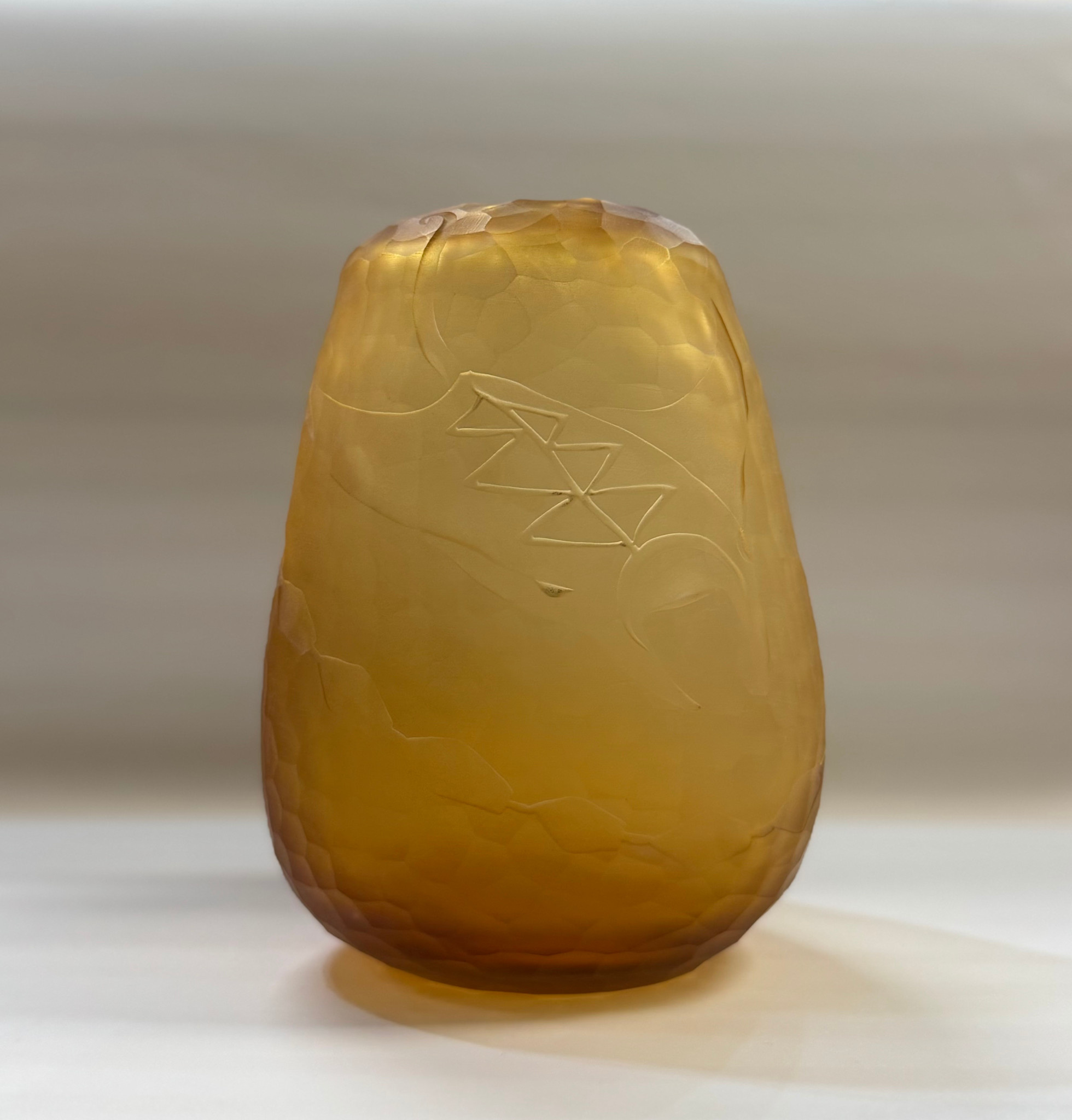 Heather Mettler TALL AMBER PEBBLE VASE WITH ETCHED MANTA RAY