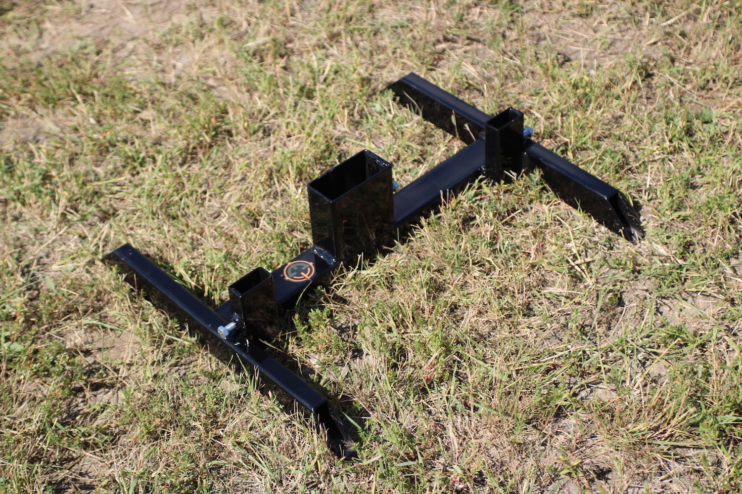 ENGAGE PRECISION ENGAGE PRECISION STEEL IPSC TARGET STAND, FOR 2X4 OR 1X2 WOOD POST, 19” x 21”, BLACK