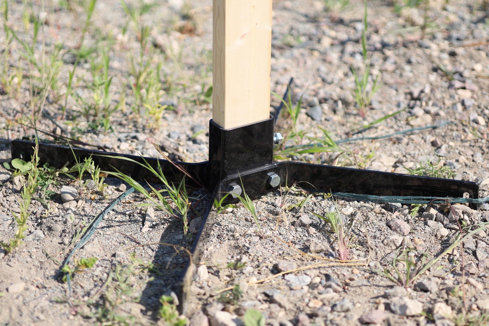 ENGAGE PRECISION ENGAGE PRECISION STEEL TAKE-DOWN TARGET STAND BASE, FOR 2X4 WOOD POST, 21” x 22”, BLACK