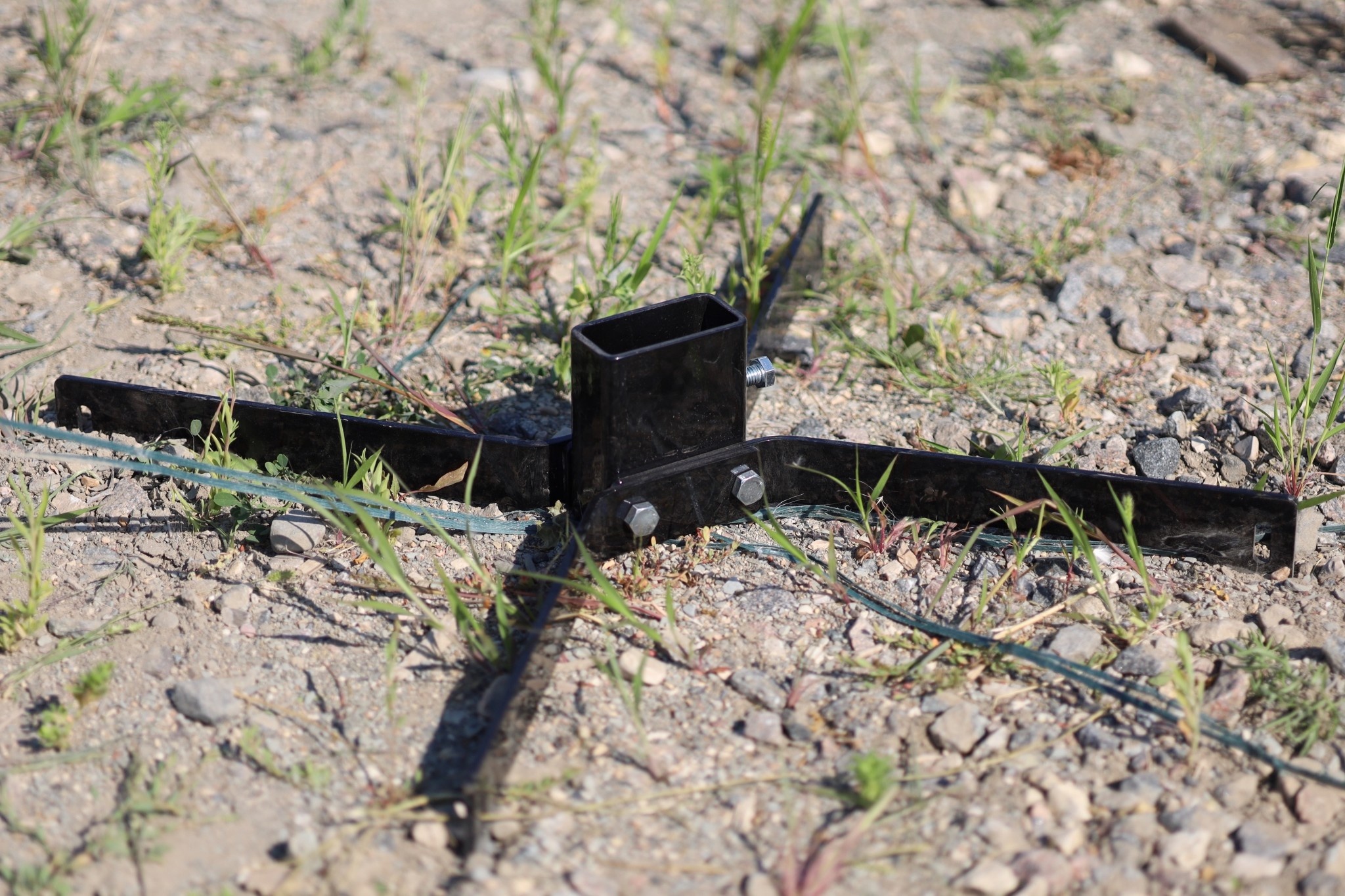 ENGAGE PRECISION ENGAGE PRECISION STEEL TAKE-DOWN TARGET STAND BASE, FOR 2X4 WOOD POST, 21” x 22”, BLACK