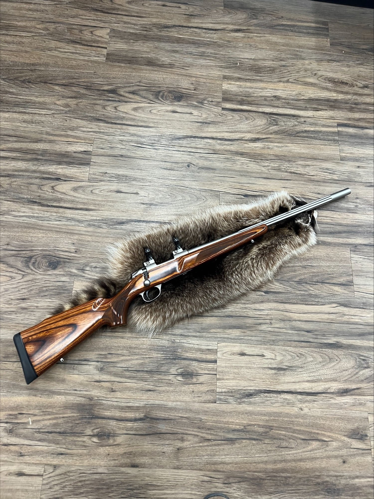 SAKO SAKO 85 VARMINT RIFLE, .223 REM, LAMINATE STOCK, STAINLESS STEEL, W/ RINGS, PRE-OWNED