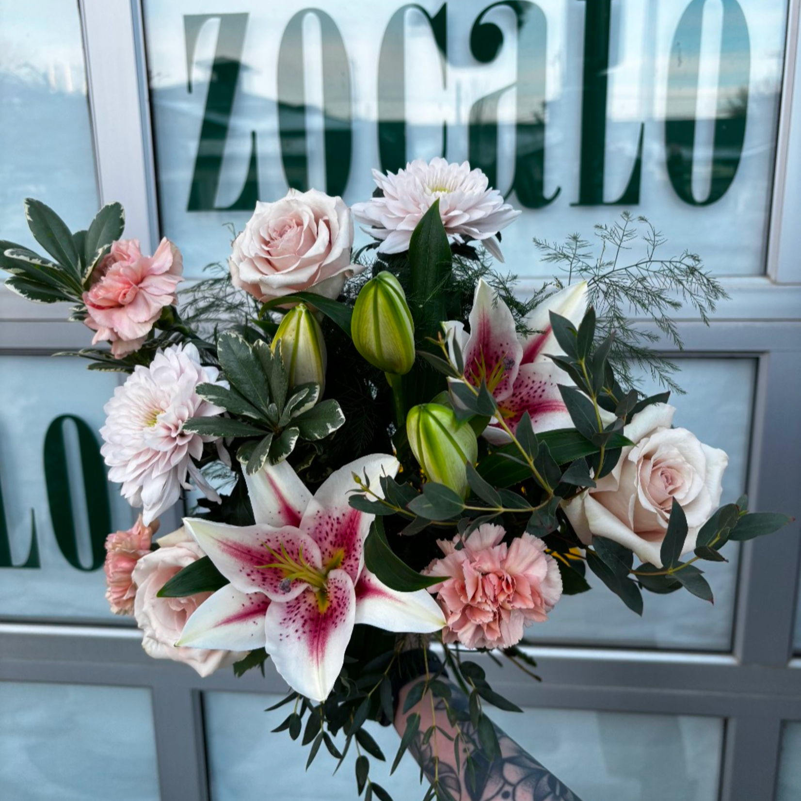 Deluxe Seasonal Selection - Cut Flowers Bouquet