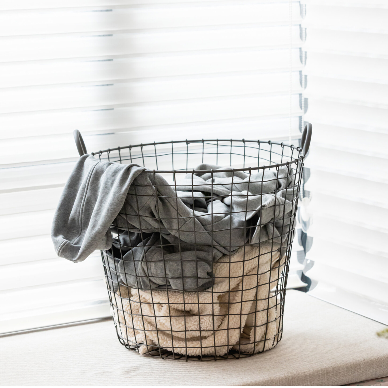 Basket, Grey Wire Rd. 19in