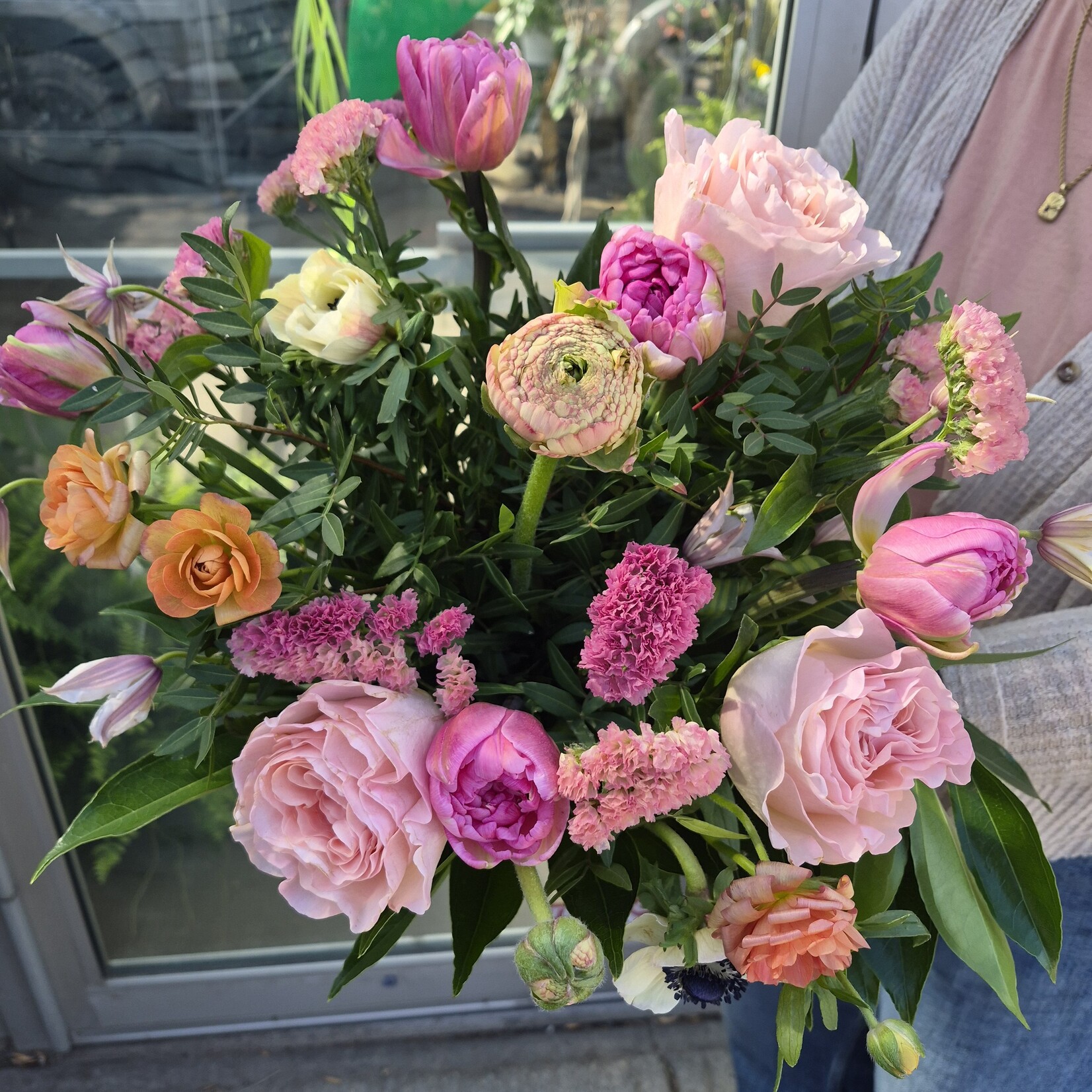 Deluxe Seasonal Selection - Cut Flowers Bouquet