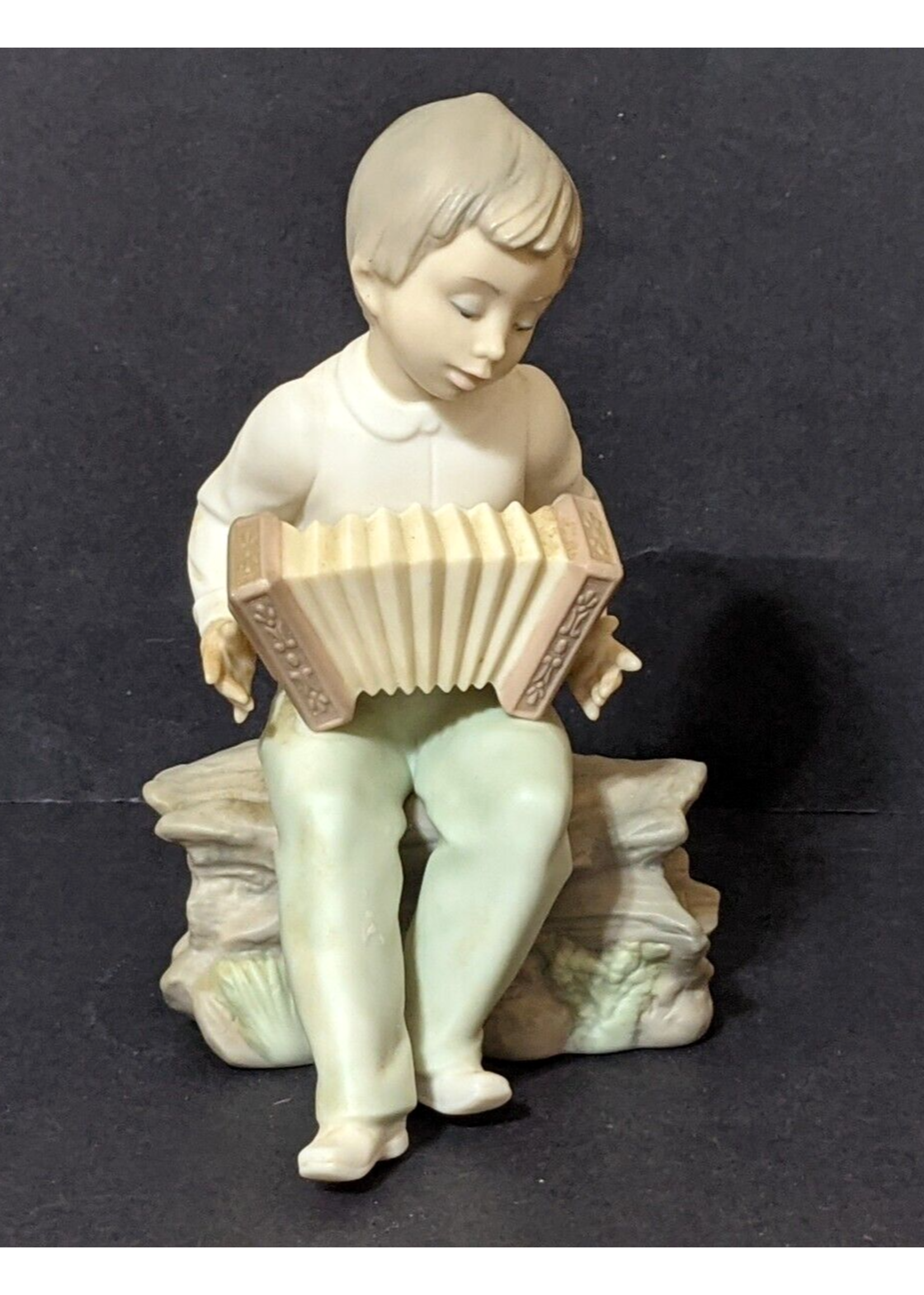 LLADRO GOLDEN MEMORIES ACCORDIAN CONCERT FIGURINE