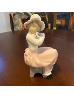 GOLDEN MEMORIES BIG HUG FIGURINE GIRL