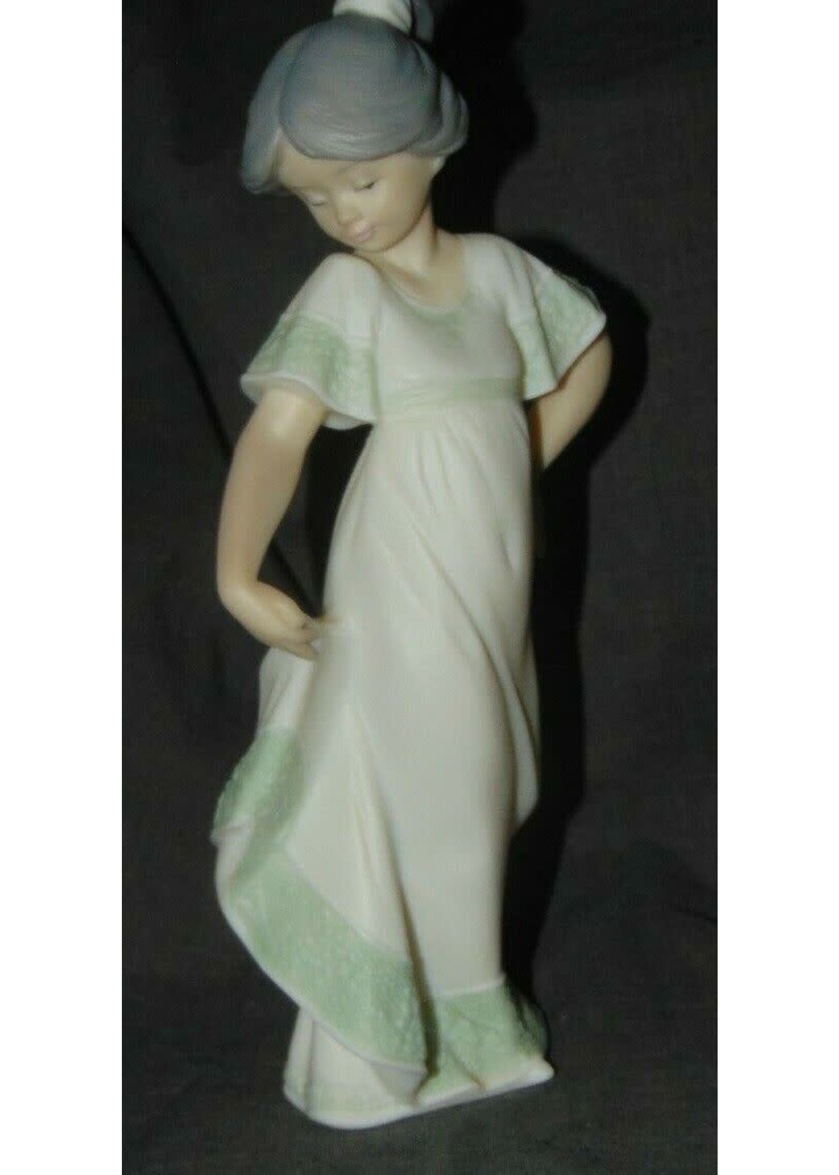 LLADRO GOLDEN MEMORIES PRETTY AS A PICTURE GIRL FIGURINE