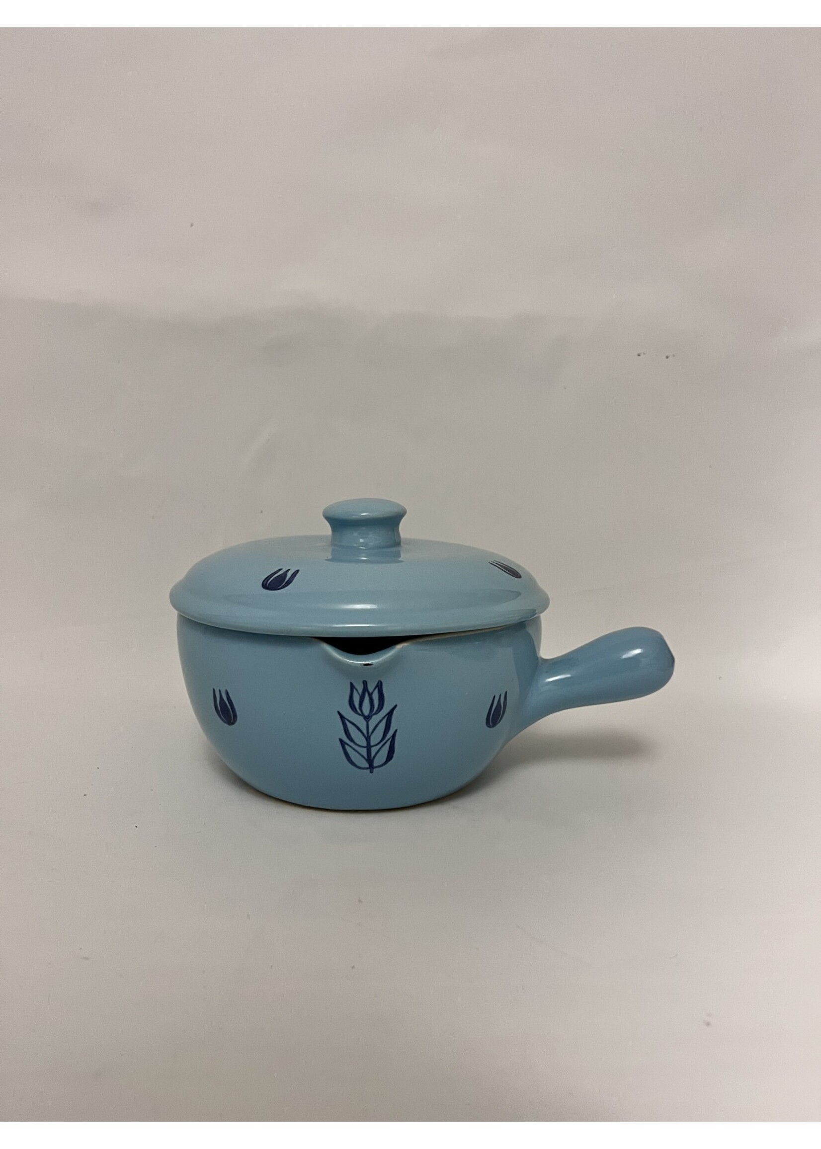 CAMERON CLAY PRODUCT CAMERON DUTCH BLUE COVERED FRENCH COVERED CASSEROLE 6 1/2"