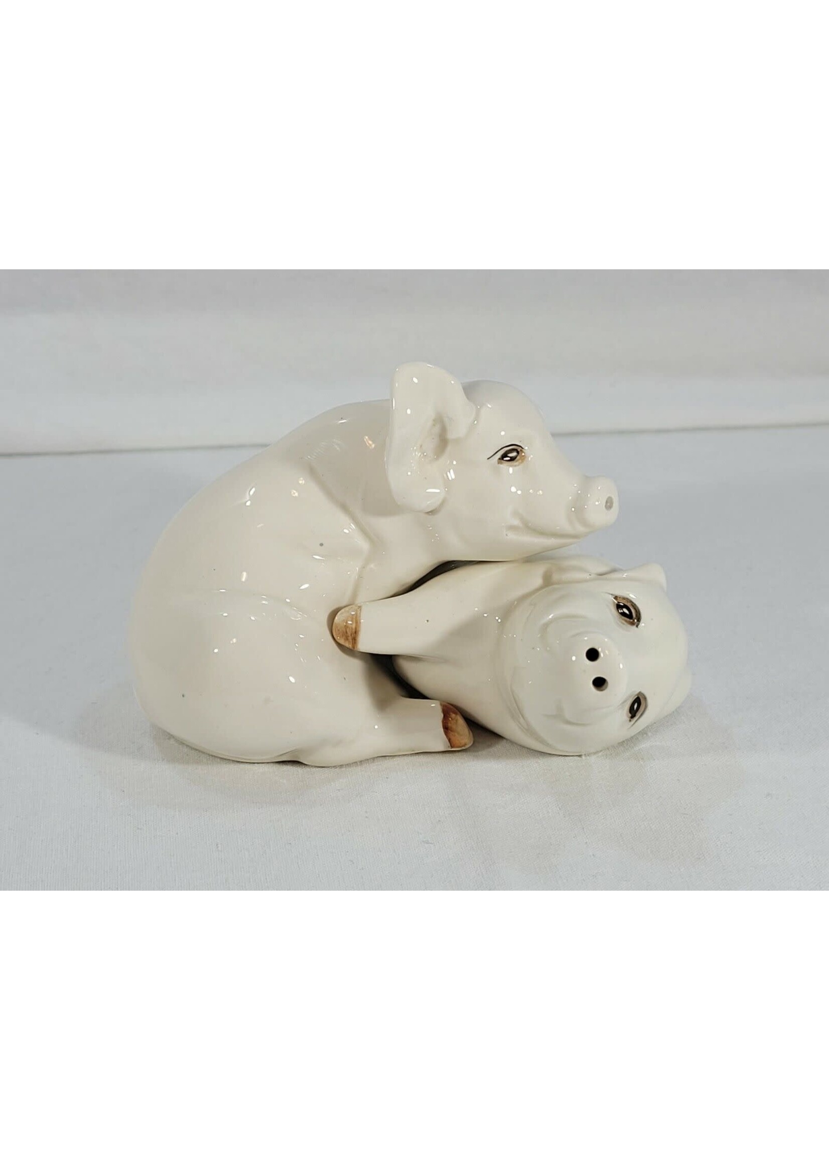 NESTLING PIGS FIGURAL SALT & PEPPER SET