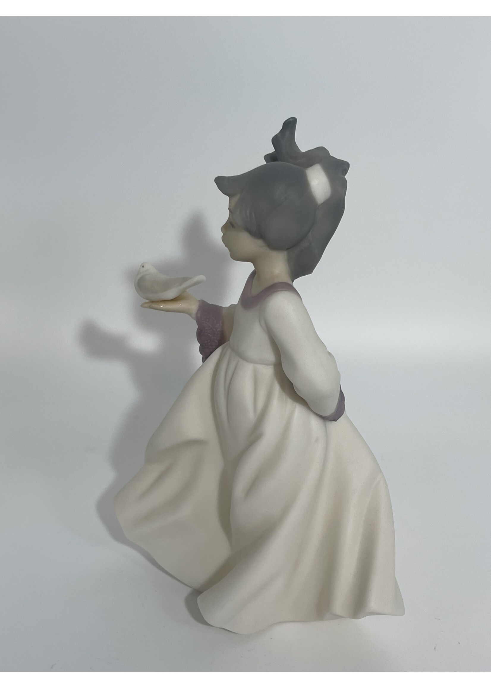 LLADRO GOLDEN MEMORIES GIRL WITH DOVE FIGURINE