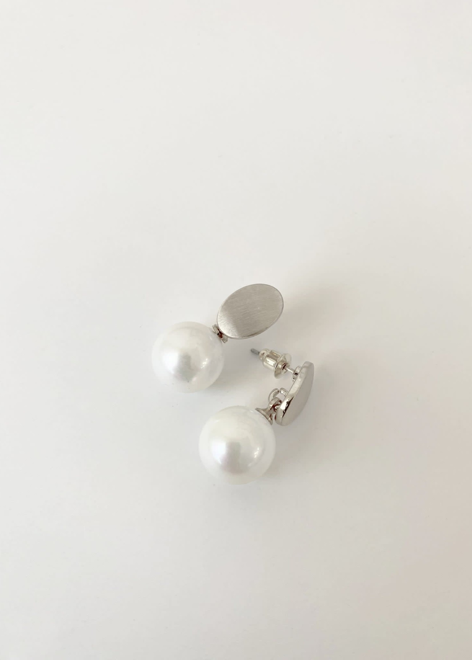 Caracol Caracol Silver Metallic Earrings w/Pearl 2411-WTE-S
