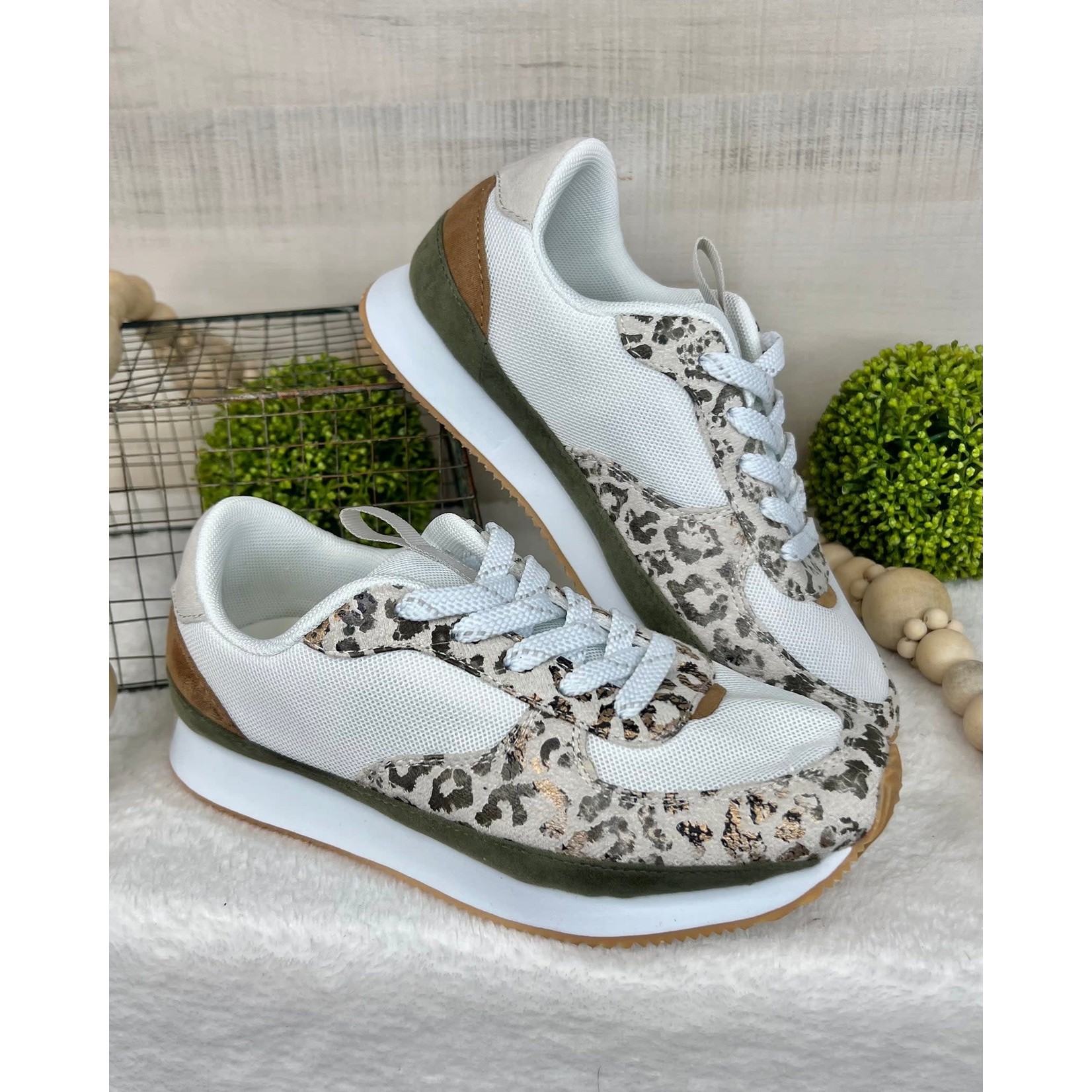 Very G Very G Runner Tennis Shoes Cream Leopard Size 8.5