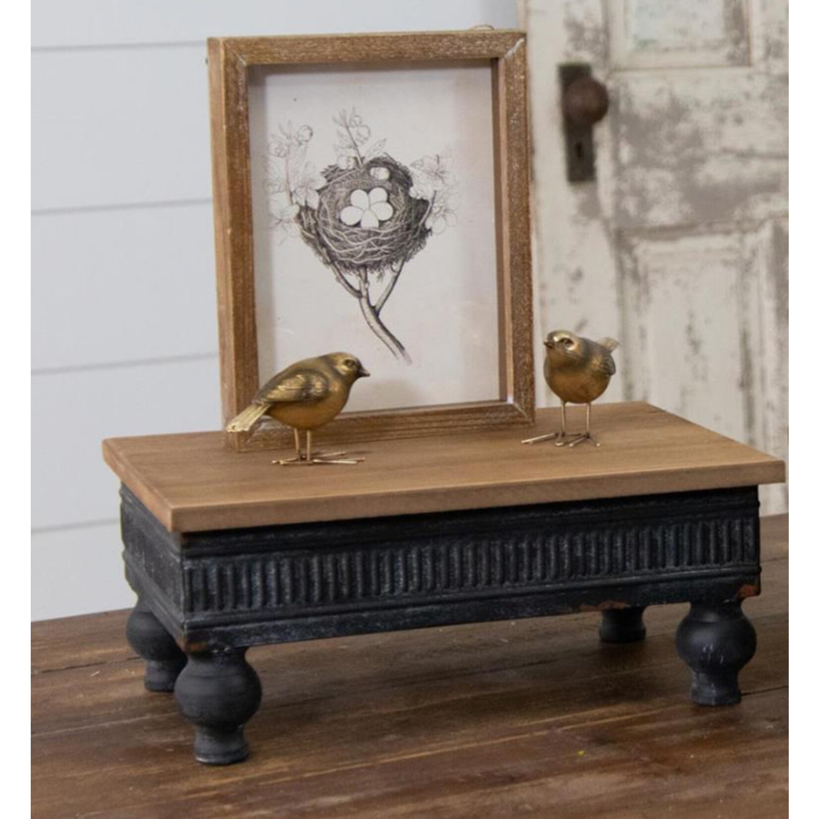 Audrey’s Audrey’s Footed Riser w/Metal Edge Large