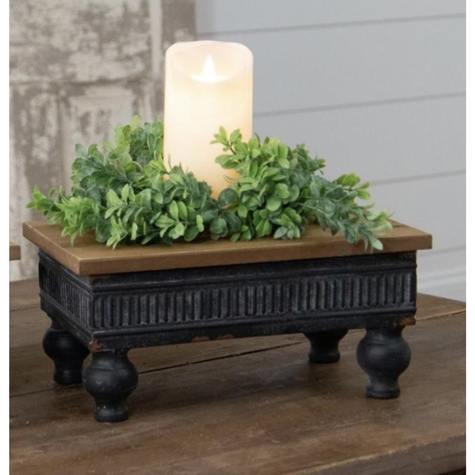 Audrey’s Audrey’s Footed Riser w/Metal Edge Small