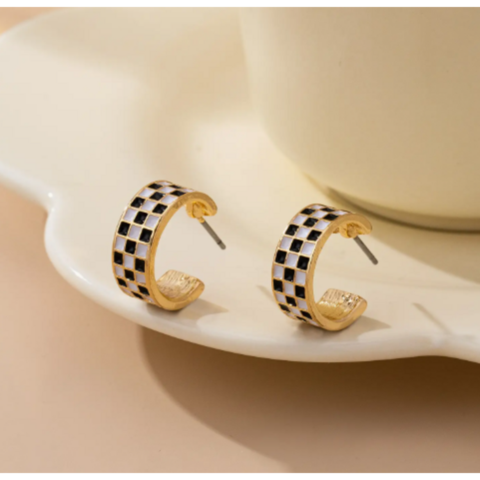 Josslyn Josslyn Checker Huggie Hoop Earrings