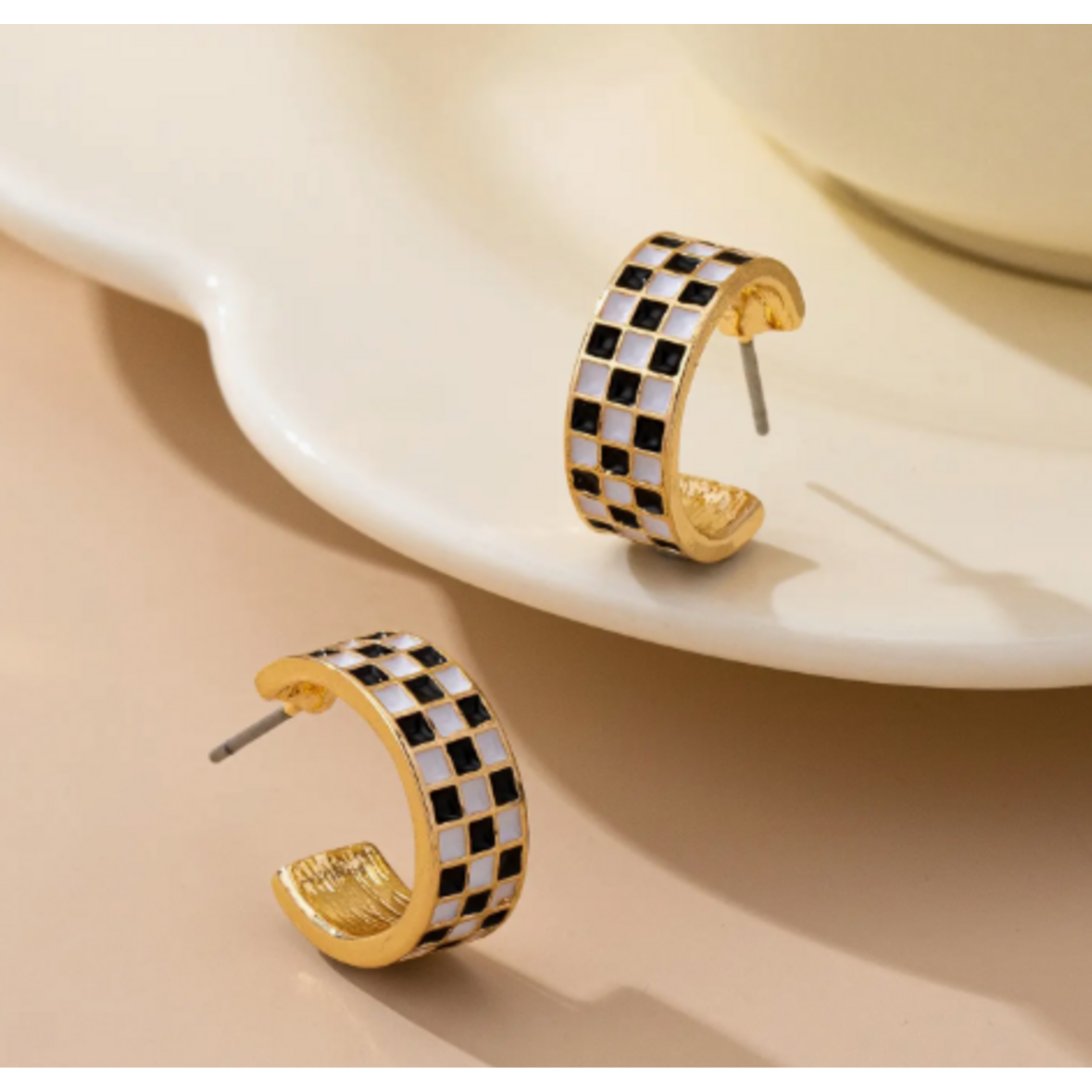 Josslyn Josslyn Checker Huggie Hoop Earrings