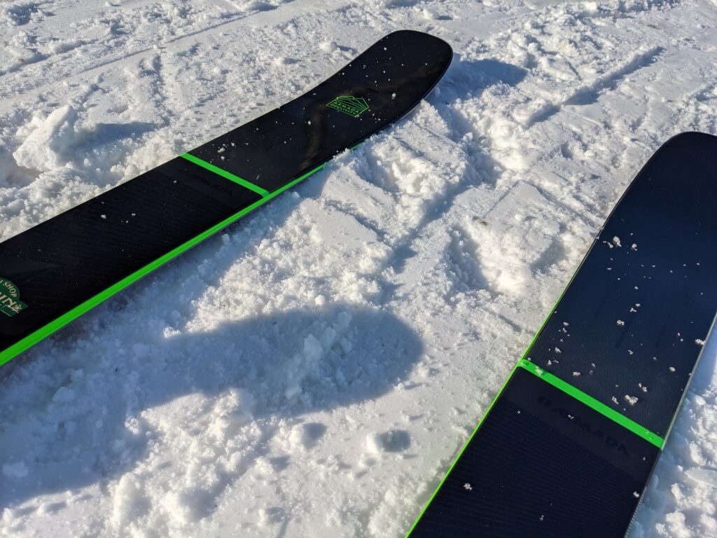 The Declivity 92 Ti sure does look great on snow. While it looks very minimalist on our ski wall, out on snow ski pops.