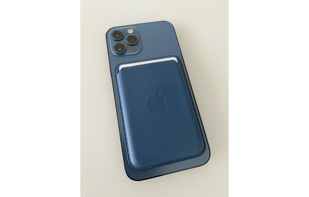 Apple iPhone Leather Wallet with MagSafe - Baltic Blue