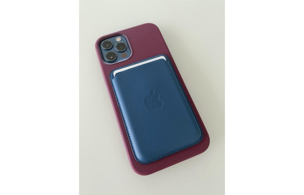 Apple iPhone Leather Wallet with MagSafe - Baltic Blue