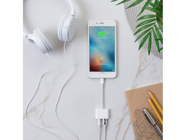 Belkin Rockstar 3.5mm Audio + Lightning Connector Charge Adapter