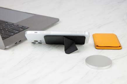 SwitchEasy MagStand Leather Stand for iPhone 11 and 12 - Pink sand