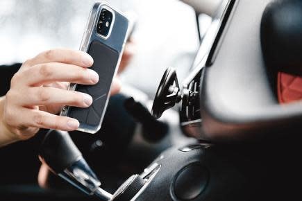 SwitchEasy MagStand Leather Stand for iPhone 11 and 12 - Pink sand