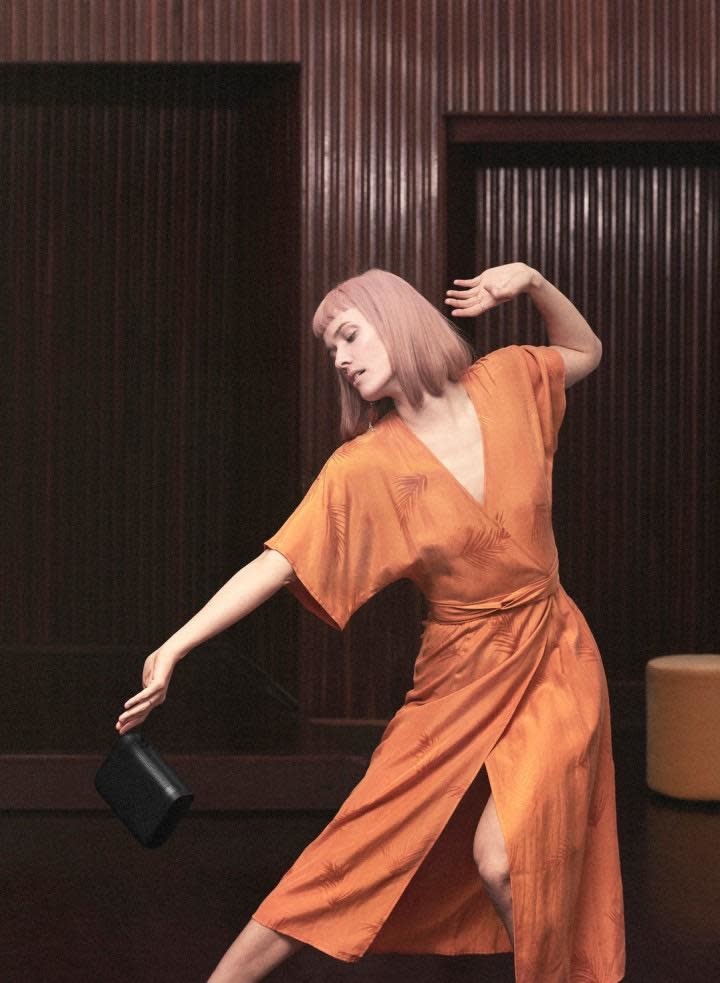 Bang & Olufsen Beoplay P6 Portable Bluetooth Speaker - Black)