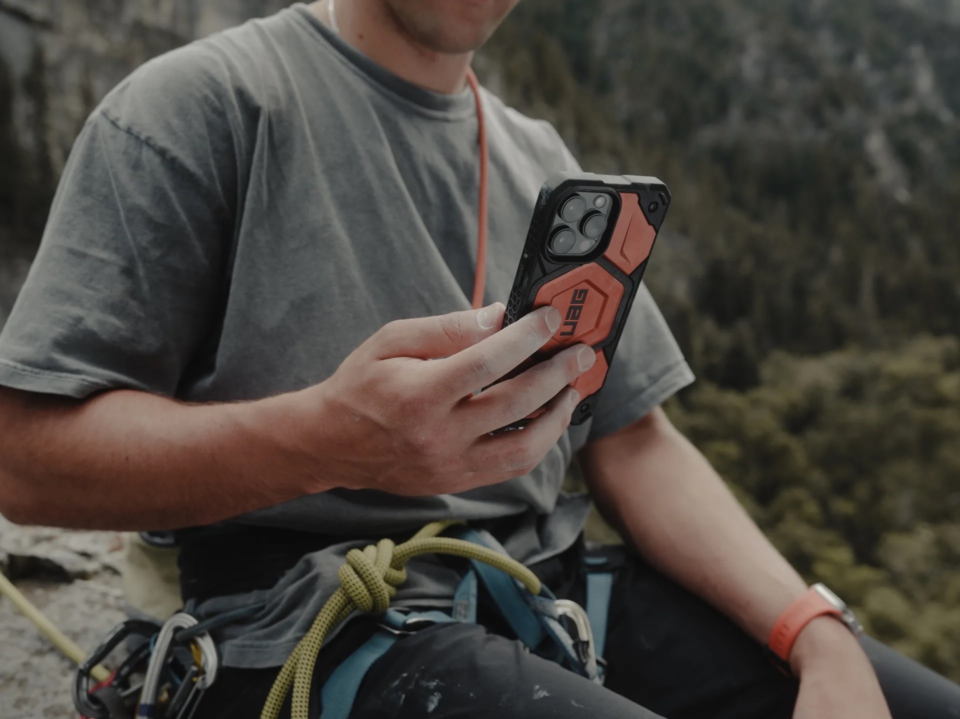 UAG Monarch Pro MagSafe Case for iPhone 15 Pro Max - Silver