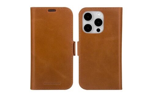 dbramante1928 Lynge 2-in-1 handcrafted leather wallet Case for iPhone 15 Pro  - Tan