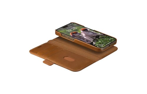 dbramante1928 Lynge 2-in-1 handcrafted leather wallet Case for iPhone 15 Pro  - Tan