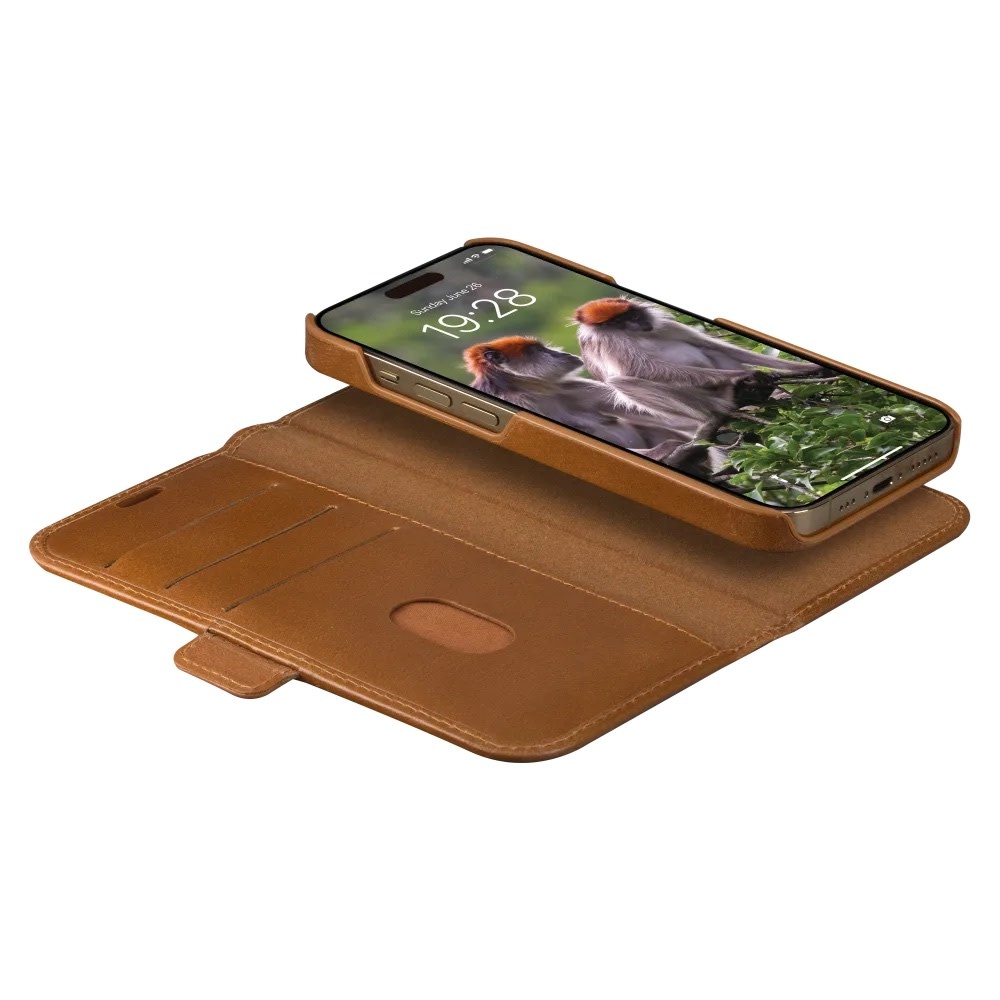 dbramante1928 Lynge 2-in-1 handcrafted leather wallet Case for iPhone 15 Pro  - Tan