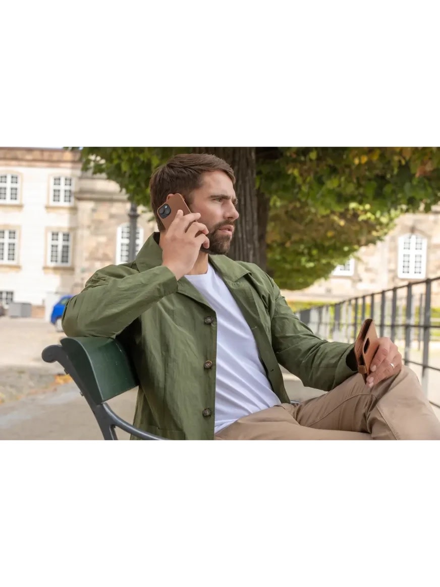 dbramante1928 Lynge 2-in-1 Handcrafted Leather Wallet Case for iPhone 15 Pro Max  - Tan