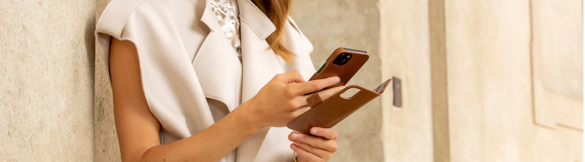 dbramante1928 Lynge 2-in-1 Handcrafted Leather Wallet Case for iPhone 15 Pro Max  - Tan