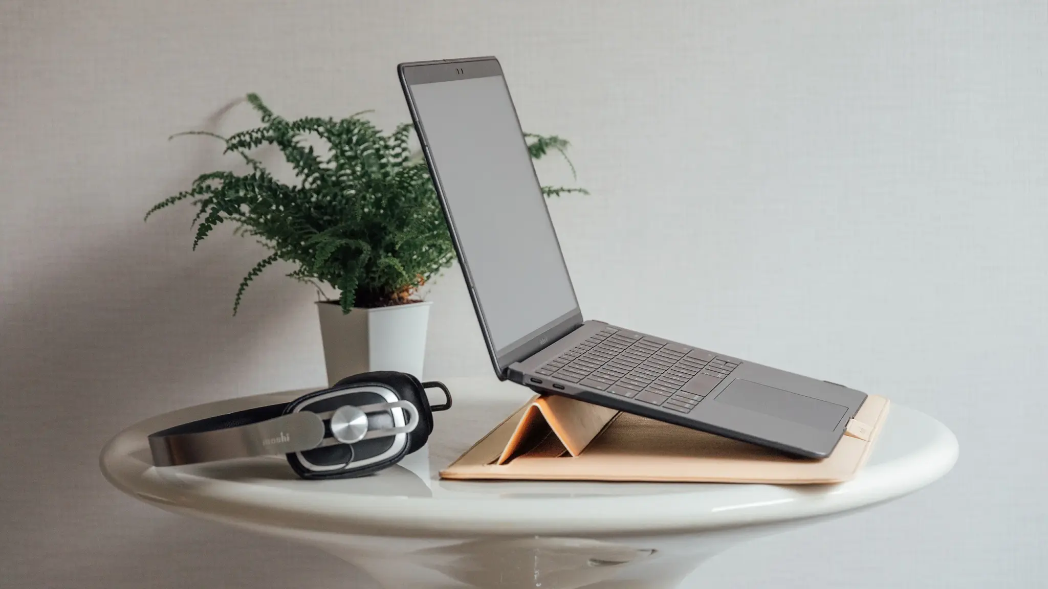 Moshi Muse 3-in-1 Slim Laptop Sleeve and Stand 13-14 inch laptops - Luna Pink