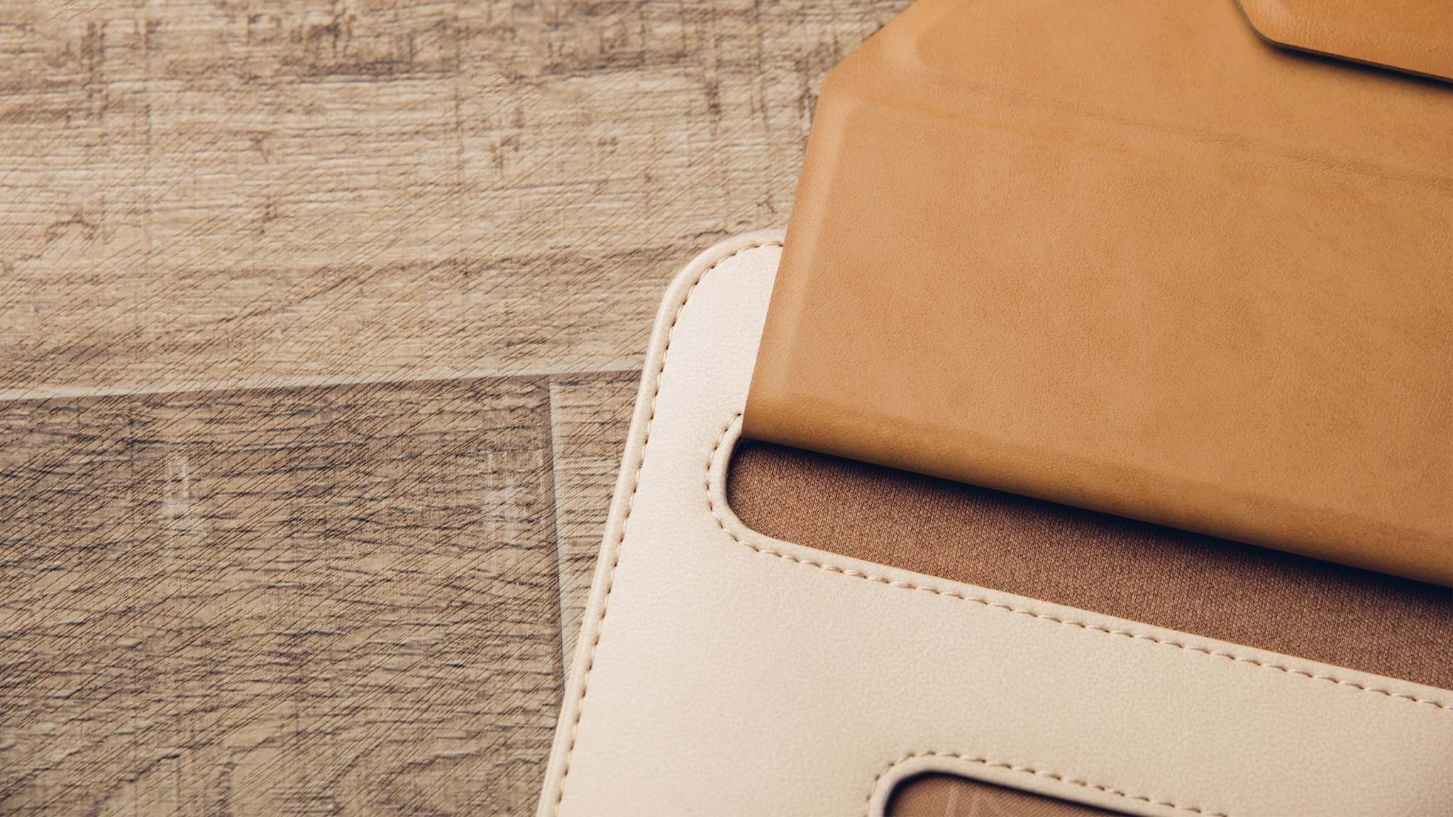 Moshi Muse 3-in-1 Slim Laptop Sleeve and Stand 13-14 inch laptops - Luna Pink