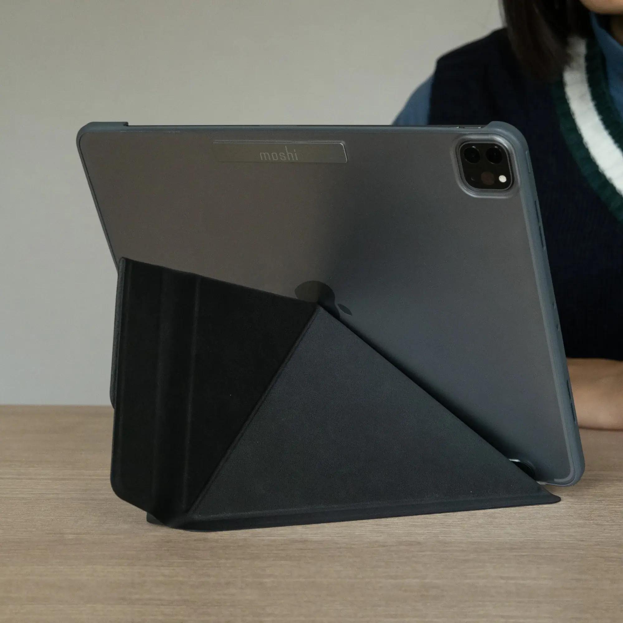 Moshi VersaCover Case with Folding Cover iPad Pro 11" M4  (5th-Gen 2024 ) -  Charcoal Black