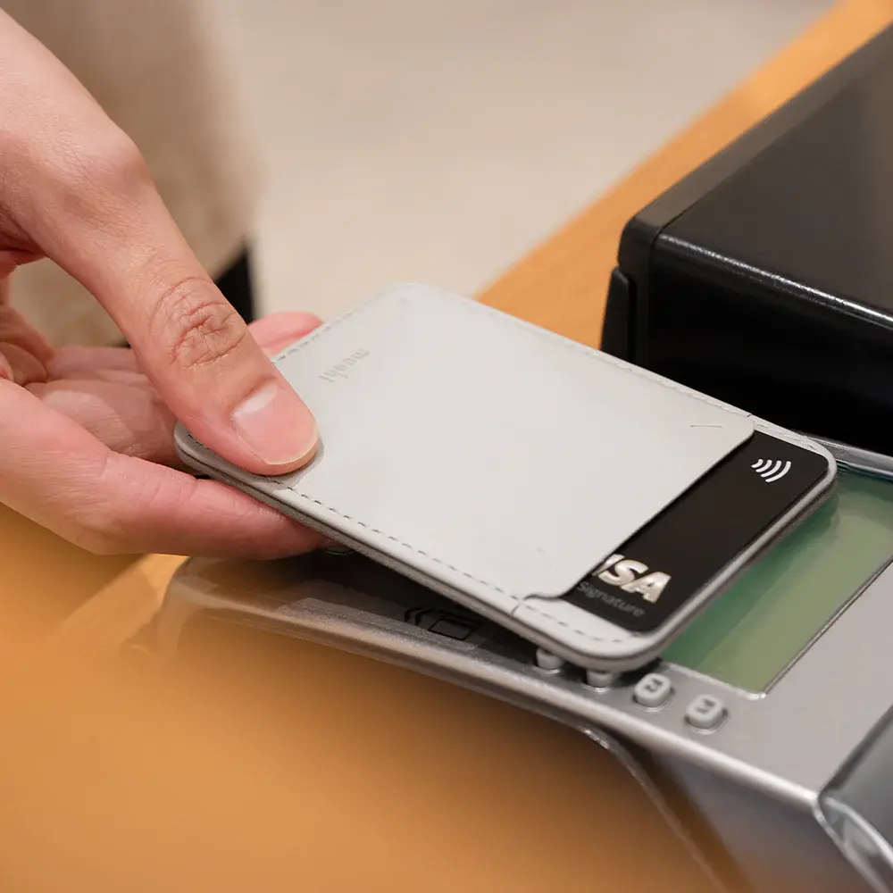 Moshi Magnetic Slim Wallet - Black