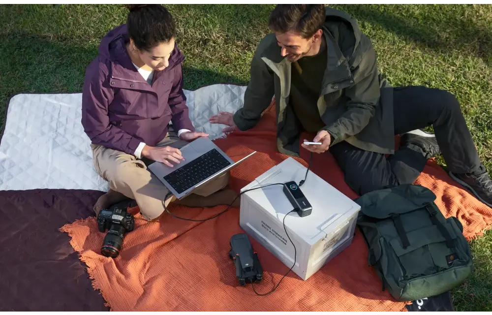 Anker Laptop Power Bank 25K,165W, Built-In Retractable 2x-USB-C Cables 2x-Extra-Port 25"000mAh - Black