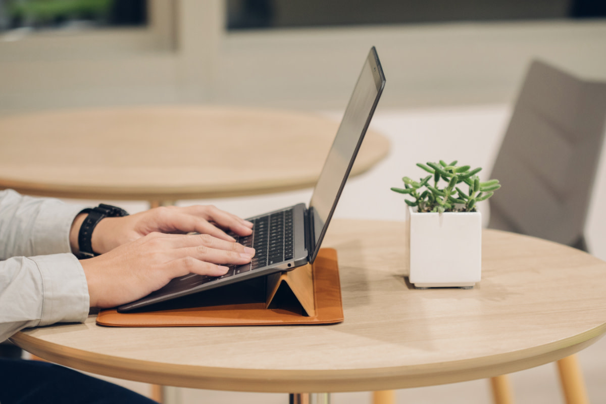 Moshi Muse 3-in-1 Slim Laptop Sleeve 13" - Caramel Brown