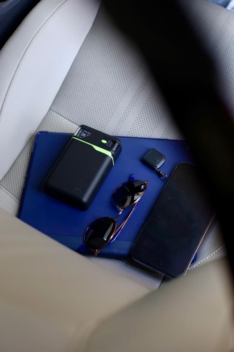 Goui Sigo 10 Plus With Apple Find my G-Tag PD Power Bank 10,000mah - Black