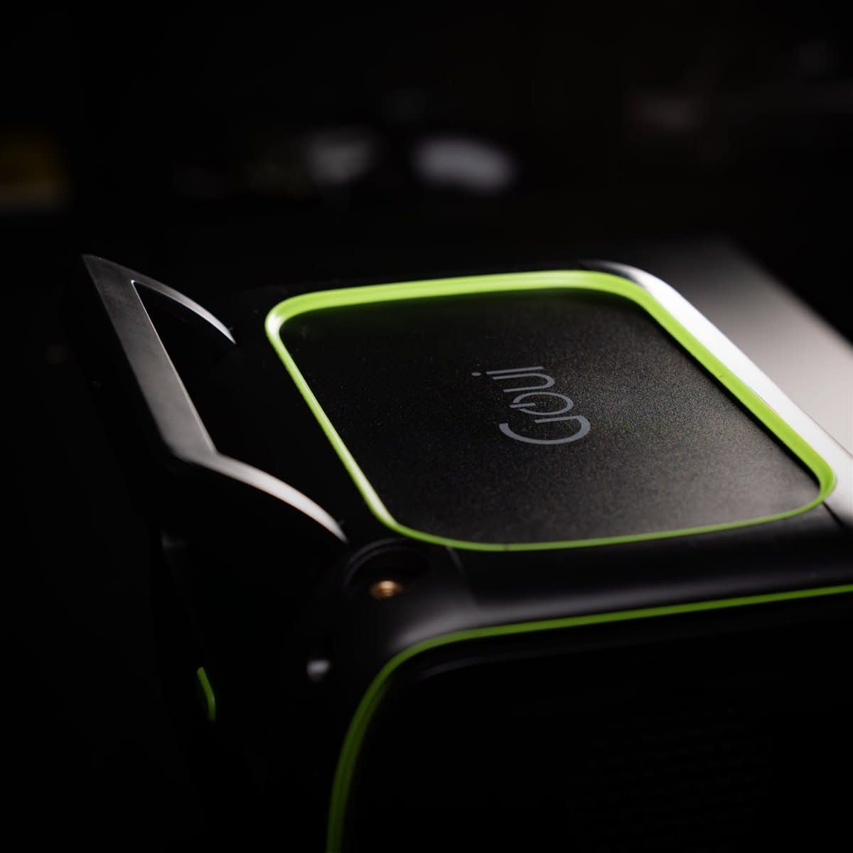 Goui Beast Smart Portable Power Station 800W  AC/DC Output 2xTYP-C 2xUSB with Wireless Charge and Led flash light - Black