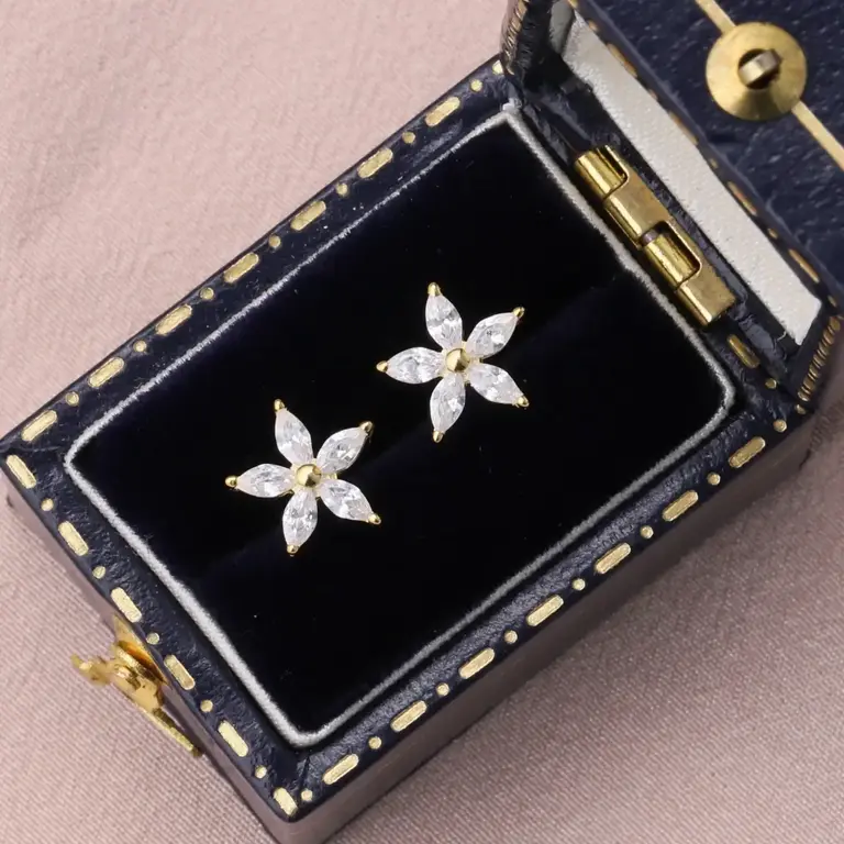Attic Attic Sparkles Crystal Flower Studs Gold