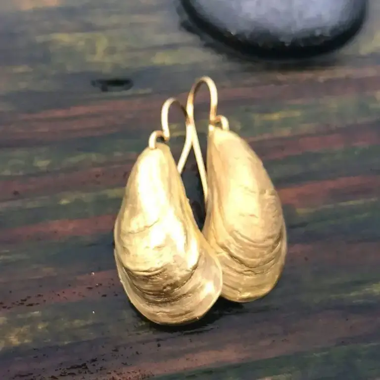 Morning Moon Mussel Shell Earrings Bronze