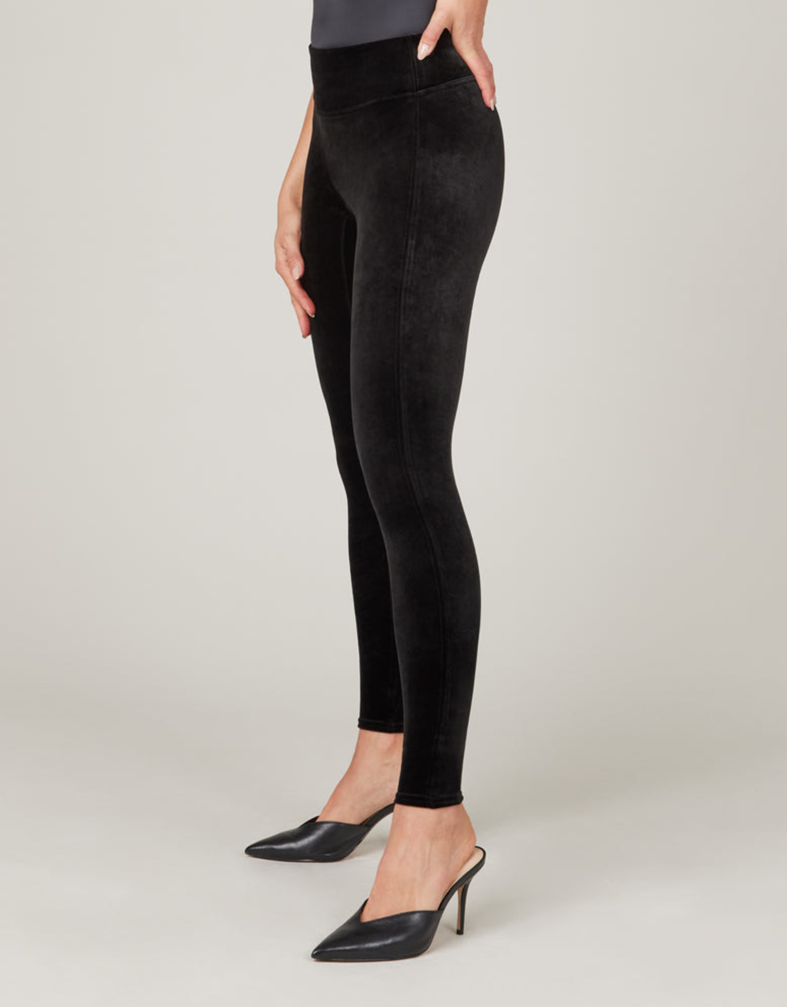 https://cdn.shoplightspeed.com/shops/645346/files/50411497/1600x2048x1/spanx-velvet-leggings.jpg