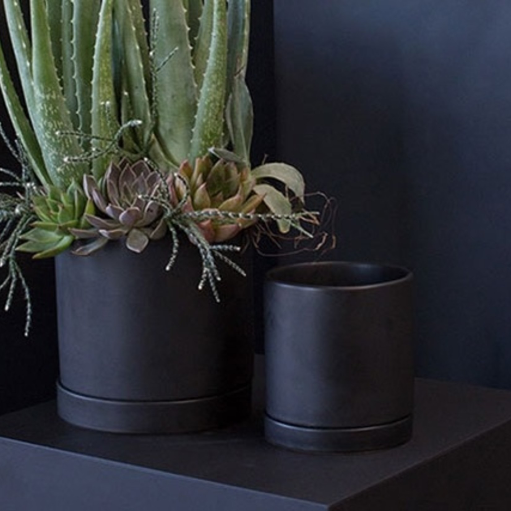 John G. Hofland Ltd. Pot Romey en céramique avec soucoupe