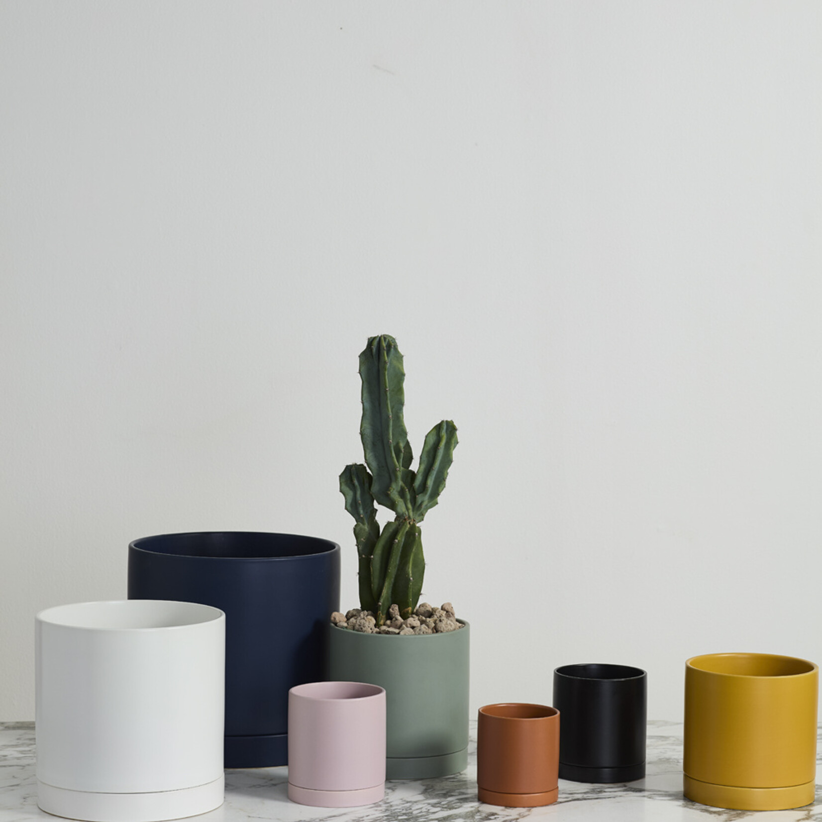 John G. Hofland Ltd. Pot Romey en céramique avec soucoupe