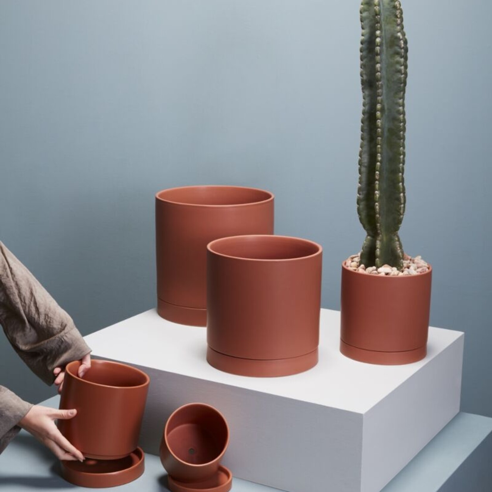 John G. Hofland Ltd. Pot Romey en céramique avec soucoupe