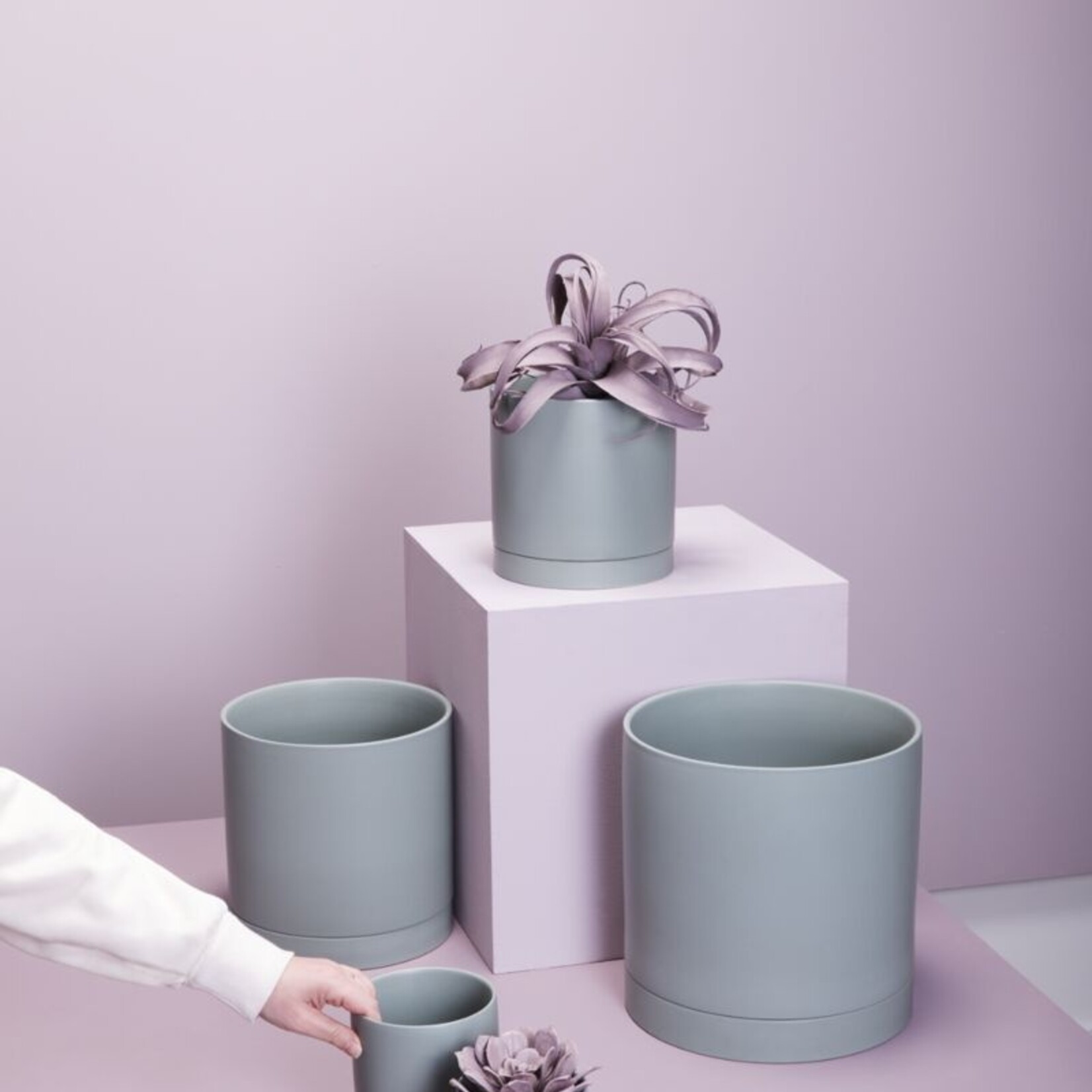 John G. Hofland Ltd. Pot Romey en céramique avec soucoupe